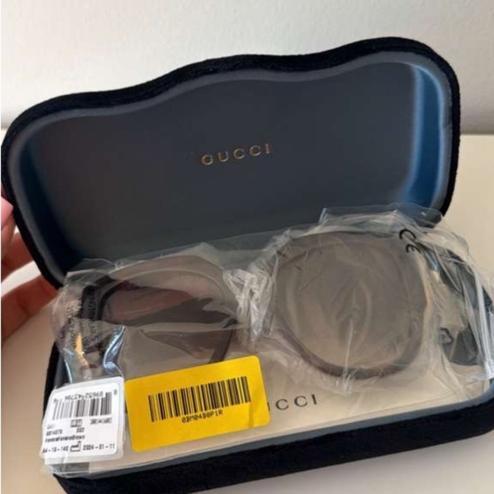 Gucci Tortoiseshell Sunglasses with Gold Medallion Accents NWT - Picture 4 of 5
